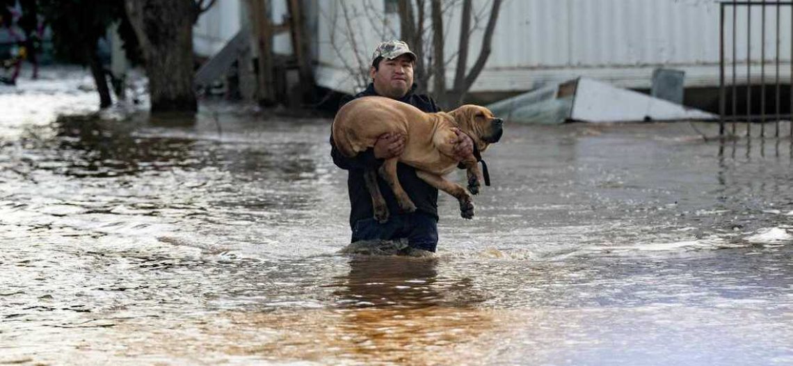 Suman 16 muertes por inundaciones en California