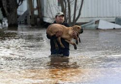 Suman 16 muertes por inundaciones en California