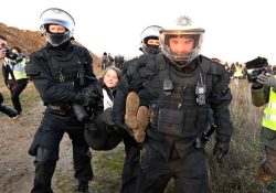 Arrestan a Greta Thunberg por protestar contra mina
