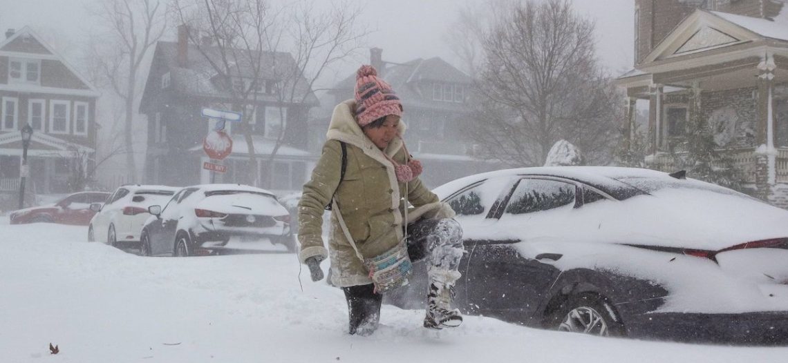 Tormenta de nieve intensa cierra escuelas y cancela vuelos en todo EU