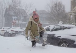 Tormenta de nieve intensa cierra escuelas y cancela vuelos en todo EU