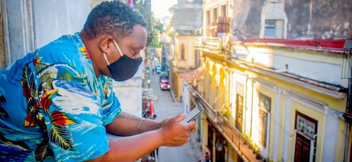 Cuba sufre apagón de Internet y telefonía celular; cientos no tienen servicios
