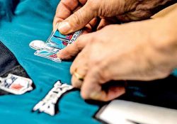 Águilas desafían la maldición y eligen jersey verde