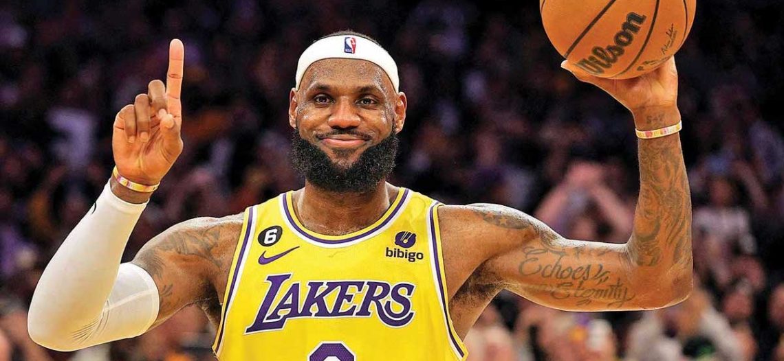 LeBron James rompe récord de puntos en la NBA en una noche mágica