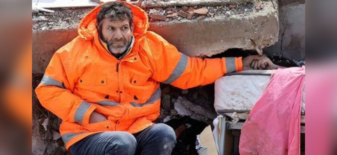 Un padre sostiene la mano de su hija de 15 años, muerta enterrada entre los escombros.