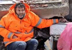 Un padre sostiene la mano de su hija de 15 años, muerta enterrada entre los escombros.