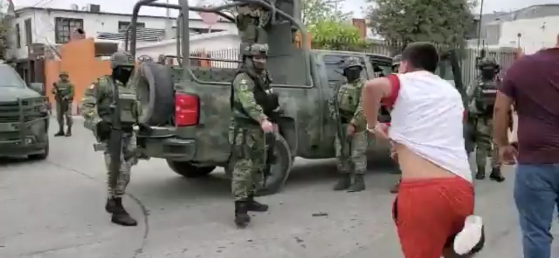 Acusan a militares de asesinar a 2 personas en Nuevo Laredo; disparan para dispersar a jóvenes que los confrontaron tras la presunta ejecución