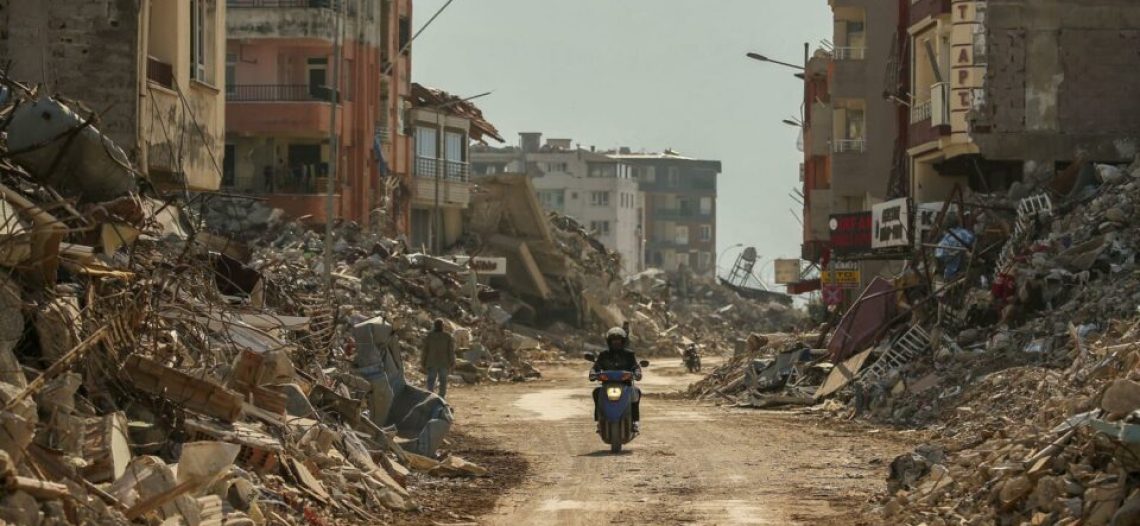 Nuevo sismo de magnitud 5.6 en Turquía deja 1 muerto, 69 heridos y más edificios derribados