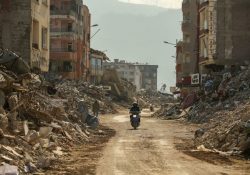 Nuevo sismo de magnitud 5.6 en Turquía deja 1 muerto, 69 heridos y más edificios derribados