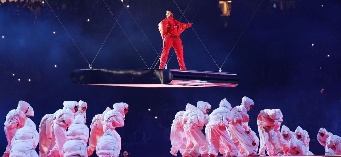 Rihanna protagoniza un medio tiempo de alto riesgo