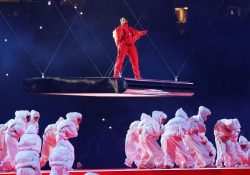 Rihanna protagoniza un medio tiempo de alto riesgo
