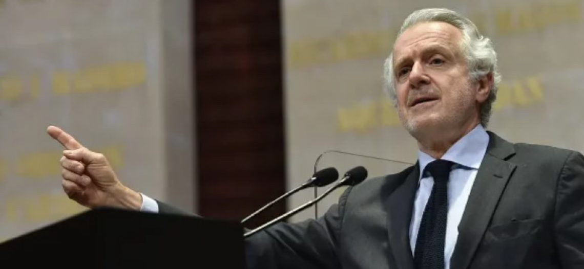 El grito contra Santiago Creel: “¡Vendido!” “¡Apátrida!”; pero se mantuvo