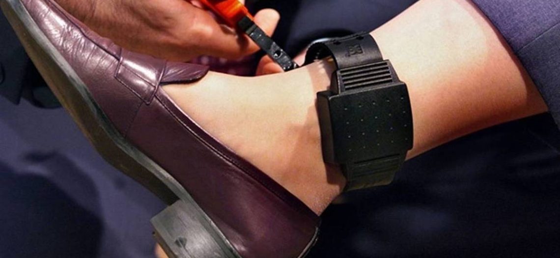 Proponen prisión preventiva en casa con uso de brazaletes electrónicos