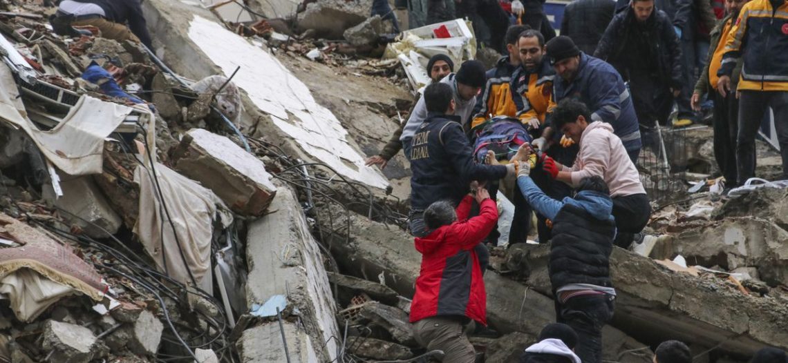 Van 4,360 muertos por sismo en Turquía y Siria