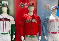 México presenta sus uniformes para el Clásico Mundial de Beisbol