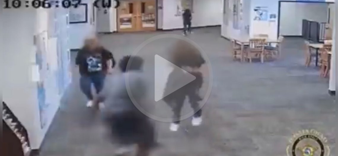 Golpea brutalmente alumno a maestra por quitarle videojuego en clase