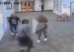 Golpea brutalmente alumno a maestra por quitarle videojuego en clase
