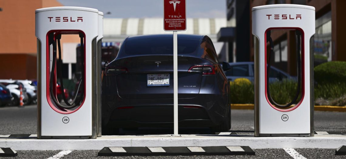 Tesla iniciaría producción en México para 2024, informa Samuel García