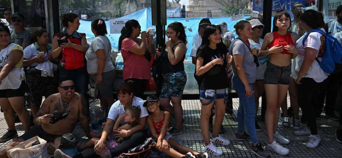 Apagón masivo en Argentina deja sin trenes y casi medio país sin luz