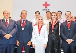 Entregan medalla de la Gran Cruz; Olegario Vázquez Aldir recibe el distintivo