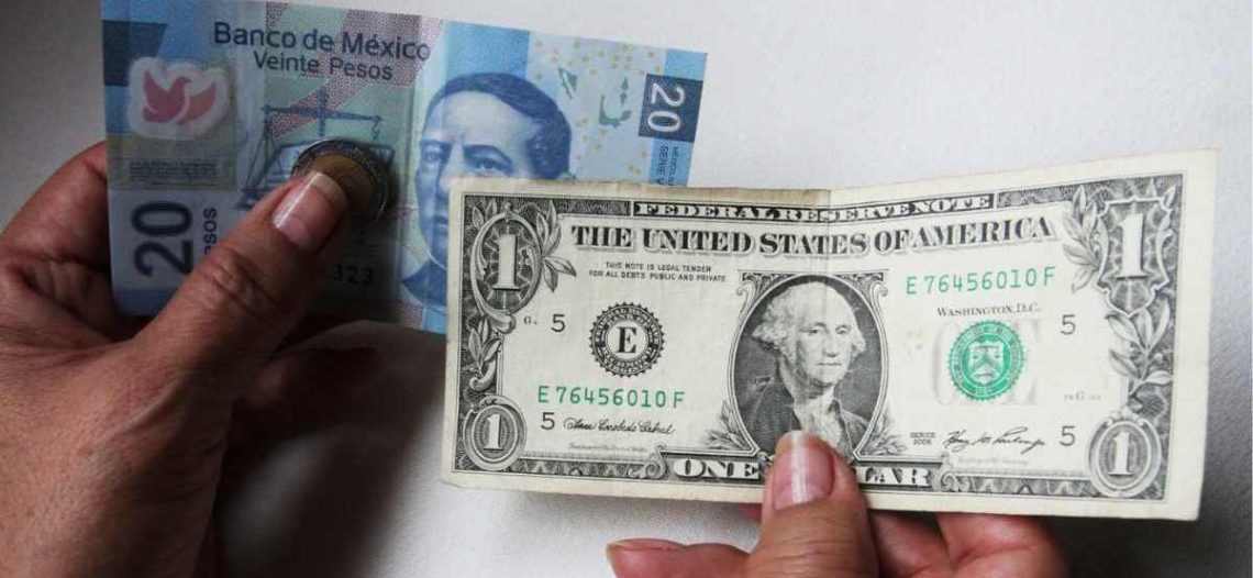 Peso mexicano pierde fuerza ante el dólar, casi llega a los 19 pesos