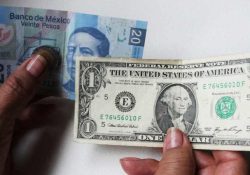 Peso mexicano pierde fuerza ante el dólar, casi llega a los 19 pesos