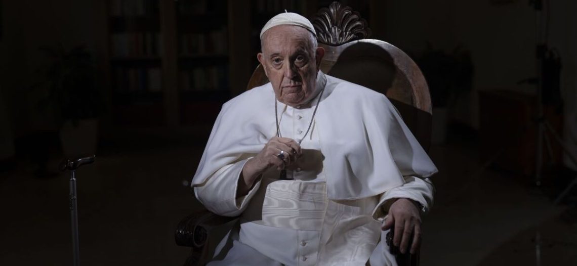 Por infección, internan al papa a cuatro días de semana santa