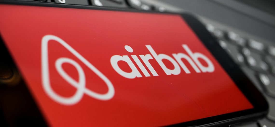 Familia interpone demanda a Airbnb tras muerte de una bebé de 19 meses por fentanilo mientras pasaban vacaciones en Florida