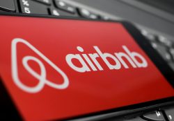Familia interpone demanda a Airbnb tras muerte de una bebé de 19 meses por fentanilo mientras pasaban vacaciones en Florida