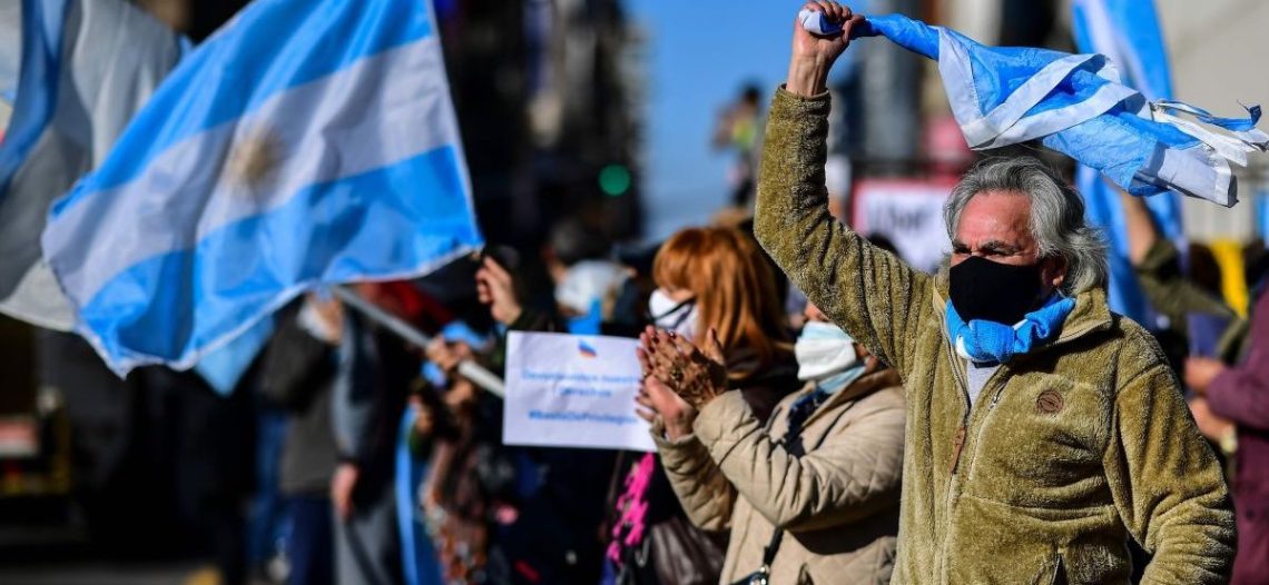 Pobreza aumenta 39.2% en Argentina; así afecta la inflación