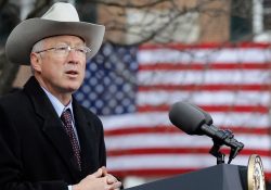 Imperante y necesario actuar contra cárteles, dice Ken Salazar ante asesinato de estadounidenses en Matamoros