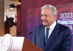 El Presidente Andrés Manuel López Obrador descartó esta mañana que el Gobierno de México vaya a prohibir la instalación de TikTok, luego de que distintos países, como Estados Unidos, restringieran el uso de la red social, alegando preocupación por la seguridad de datos.