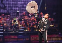 Pepe Aguilar hace un homenaje a México