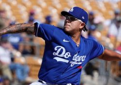 Julio Urías logra adaptarse rápidamente al ‘nuevo beisbol’
