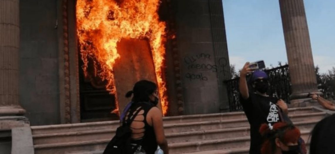 Durante marcha 8M queman puertas de Palacio de Gobierno en Nuevo León