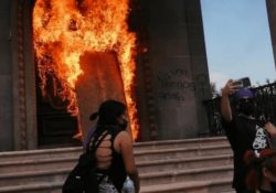 Durante marcha 8M queman puertas de Palacio de Gobierno en Nuevo León