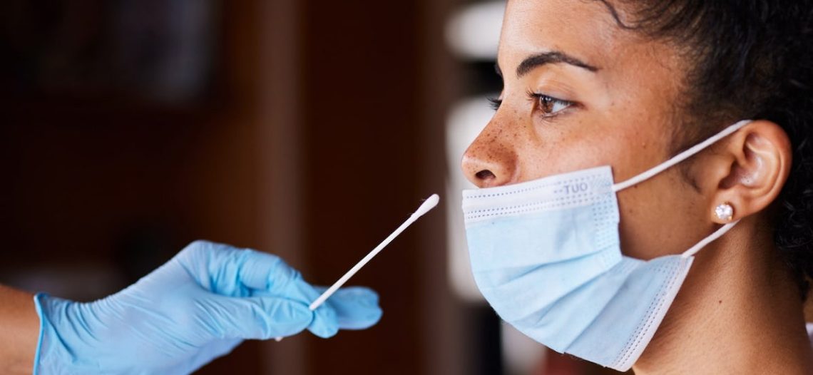 Contagios y muertes por covid siguen en reducción en todo el mundo: OMS