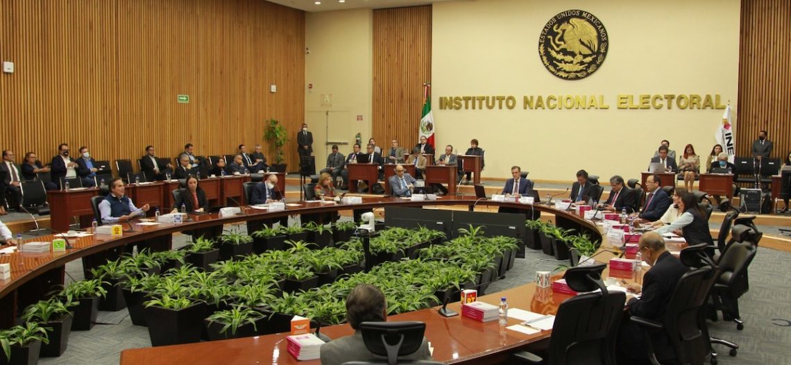 Ven persecución contra exconsejeros electorales del INE