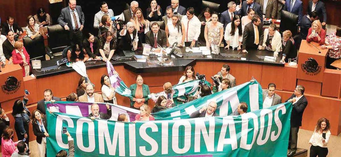 Morena ‘chamaquea’ a la oposición, se desata caos; Senado quedó paralizado