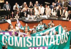 Morena ‘chamaquea’ a la oposición, se desata caos; Senado quedó paralizado