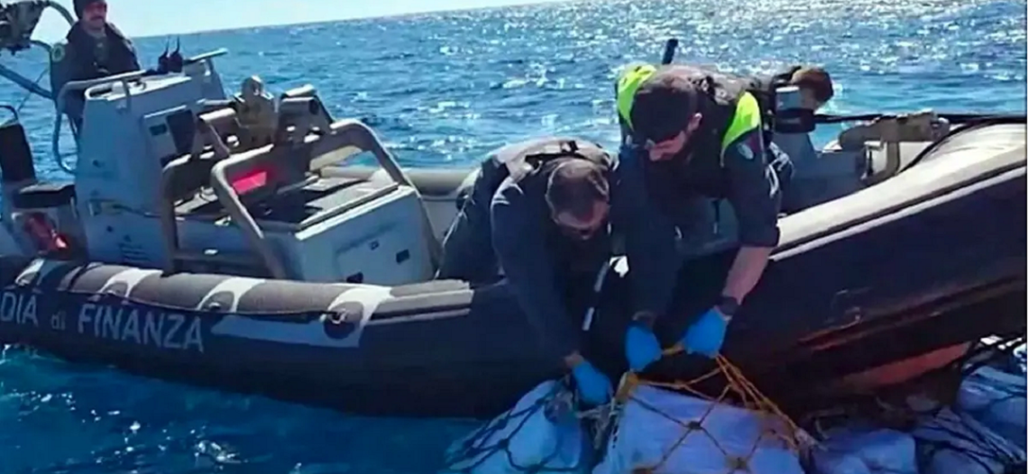 Encuentran casi dos toneladas de cocaína valorada en US$ 440 millones flotando frente a las costas de Italia