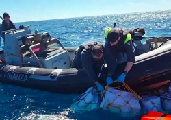 Encuentran casi dos toneladas de cocaína valorada en US$ 440 millones flotando frente a las costas de Italia