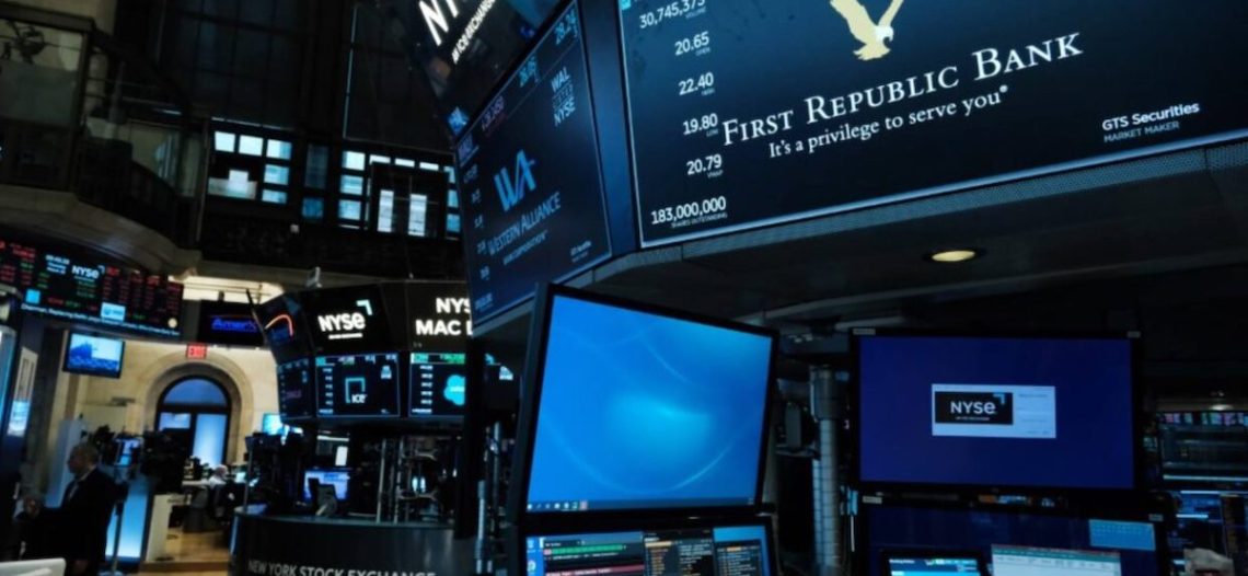 First Republic Bank se desploma en la bolsa tras retiro millonario en depósitos