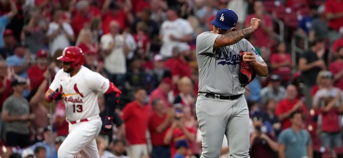 Cardenales castigan a Julio Urías en su peor salida