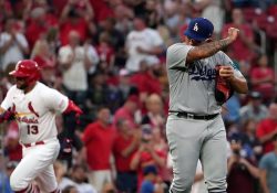 Cardenales castigan a Julio Urías en su peor salida