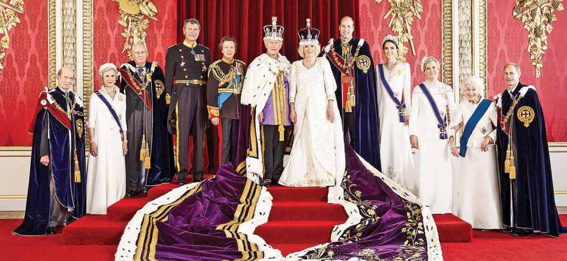 Familia real británica posa en la primera foto oficial