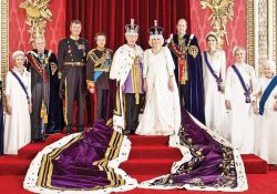 Familia real británica posa en la primera foto oficial
