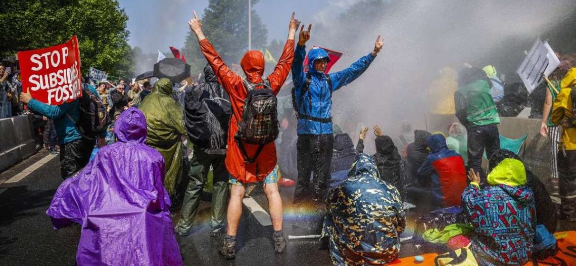 Detienen a más de mil 500 personas durante protesta ecologista en Países Bajos