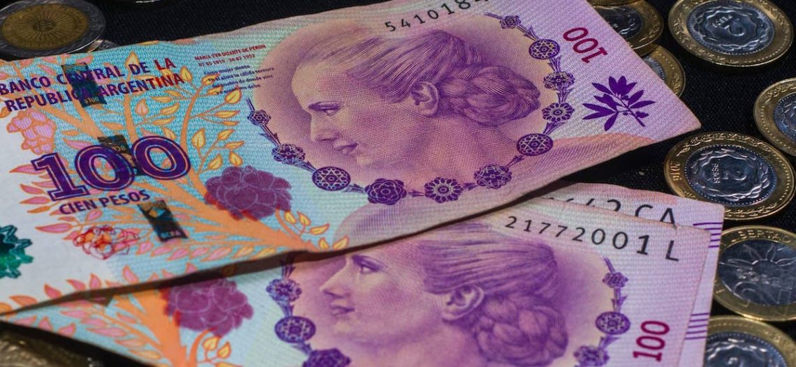 Peso argentino se derrumba en plazas alternativas por falta de sostén oficial