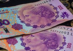 Peso argentino se derrumba en plazas alternativas por falta de sostén oficial